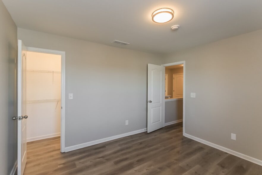 Building Photo - 1990 Lily Valley Dr