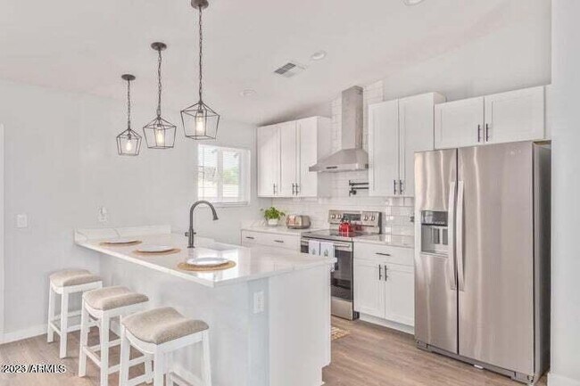 Building Photo - 1624 W Geneva Dr