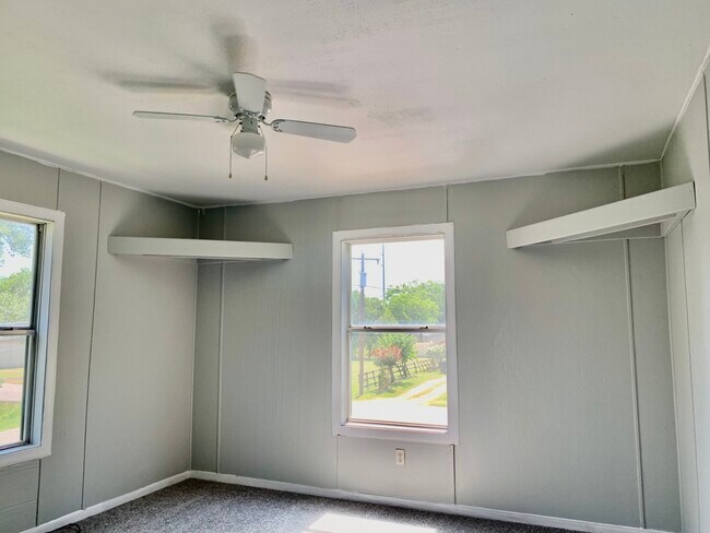 Building Photo - 1907 Avenue C