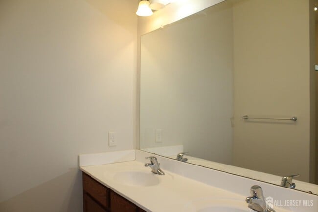 Building Photo - 6 Bond St