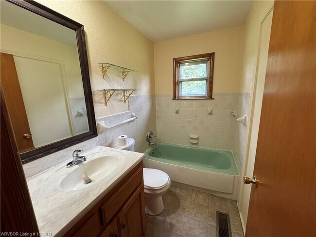 Building Photo - 600 Paw Paw Rd