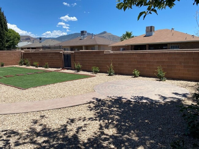 Building Photo - 1136 San Cristo St