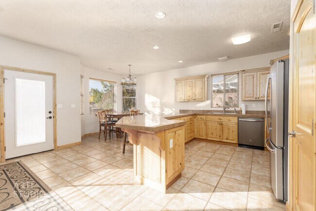 Building Photo - Shadow Mountain 3-Bedroom, 2-Bathroom Home...