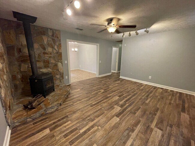 Building Photo - Nice 3/2 House in Armuchee- $1,895