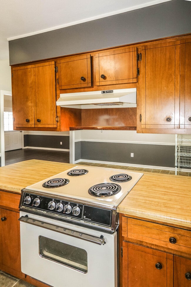 Building Photo - 913 N Willowick Dr