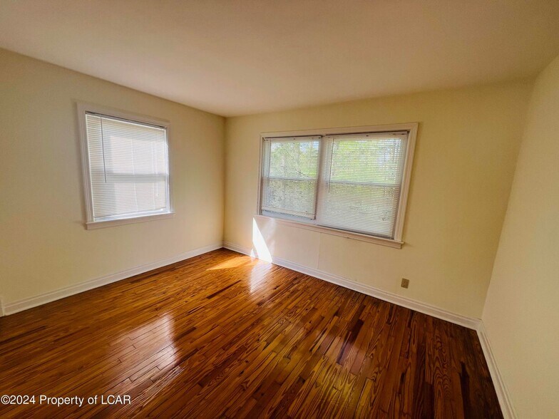 Building Photo - 92 Elmcrest Dr