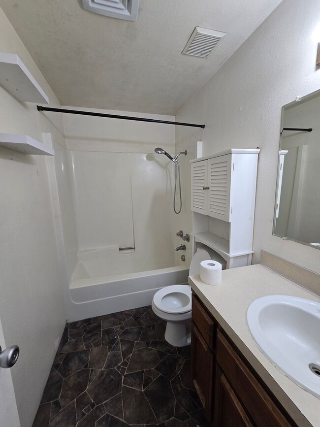 Building Photo - 3 bedroom 1 bath duplex