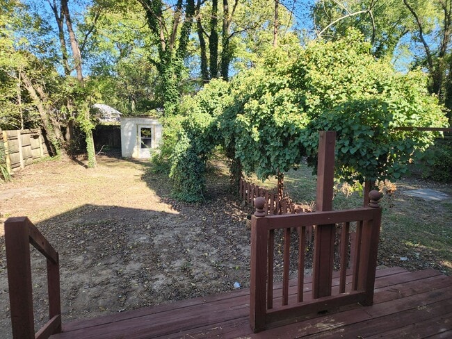 Building Photo - Charming 2 Bedroom with Large Backyard in ...