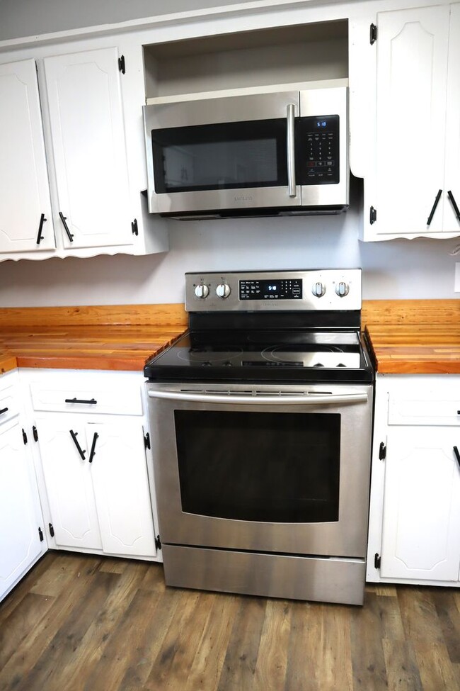 Building Photo - Charming 3 bedroom 1 bath on an Oversized lot