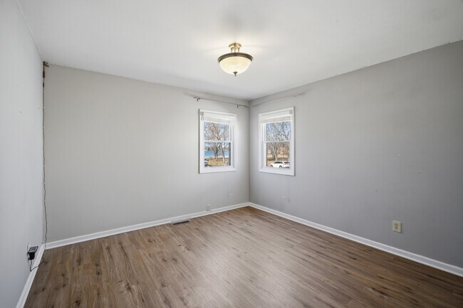 Building Photo - 4611 W Shore Dr