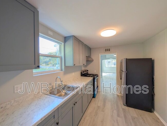 Building Photo - 3324 N Davis St