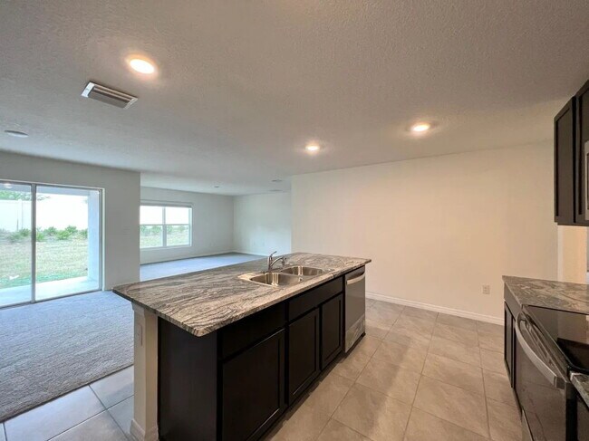 Building Photo - **AVAILABLE AUGUST 1** Charming 3-Bedroom ...