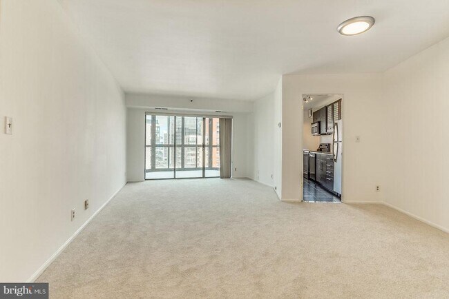 Building Photo - 1600 N Oak St