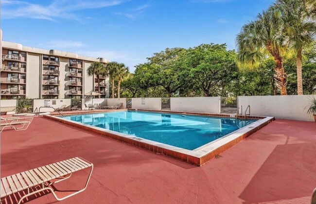 Building Photo - 2701 Riverside Dr