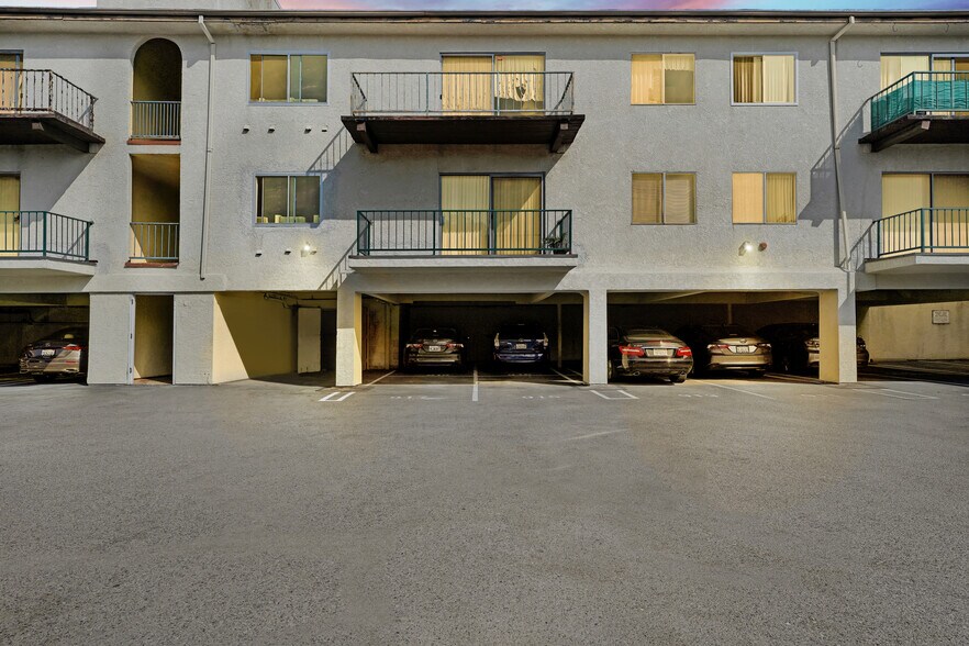 Building Photo - 5460 White Oak Ave