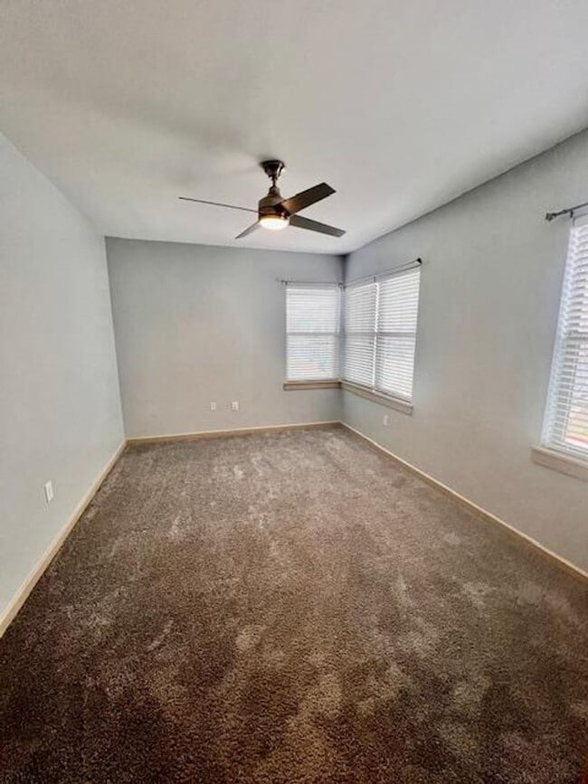 Building Photo - Beautiful Downtown Condo / Close to ACC Riverside / 3 bedrooms / Ref, Washer & Dryer