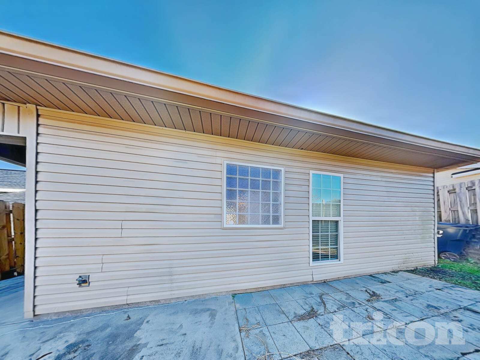 Building Photo - 2002 Dundee Way