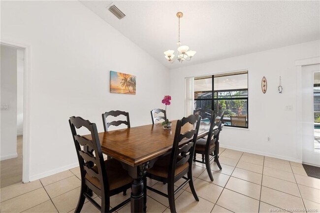 Building Photo - 2542 SW Kensington St