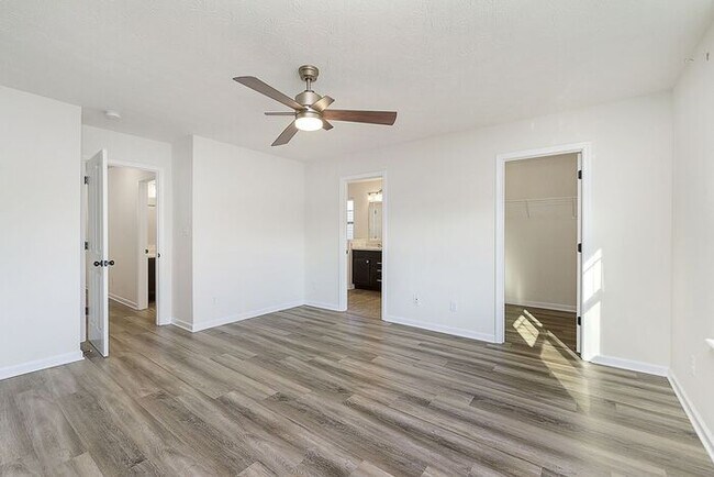 Building Photo - Beautiful 3 Bed 2.5 Bath in Central Greens...
