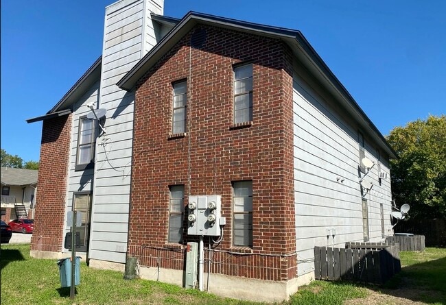 Building Photo - 806 Station, 3
