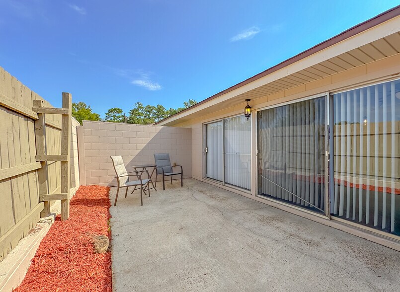 Building Photo - 2241 W Pensacola St