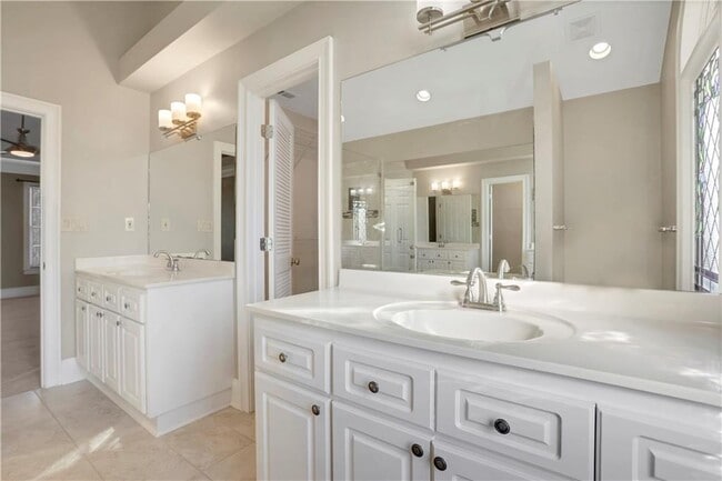 Building Photo - 2020 Oak Ln