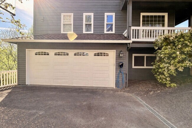 Building Photo - Beautifully Renovated 5 Bed + Bonus Room Home in Forest Heights with a Wrap-Around Porch, Designe...