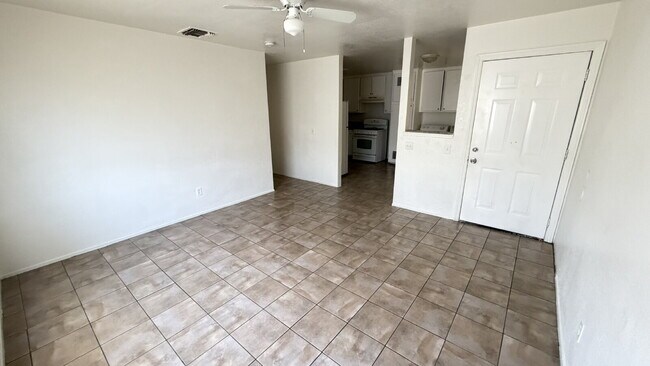 Building Photo - Spacious 3 Bed / 1 Bath Apartment with Open Layout & In-Unit Laundry