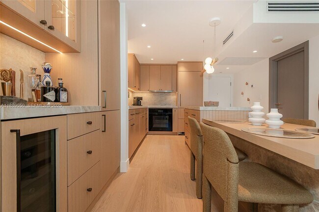 Building Photo - 2301 Collins Ave