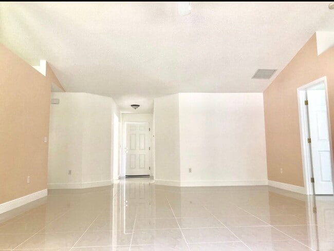 Building Photo - 1241 SW Melrose Ave