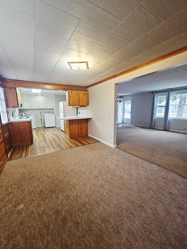 Building Photo - 3 BED | 1 BATH | SINGLE GARAGE | WEST RAPID