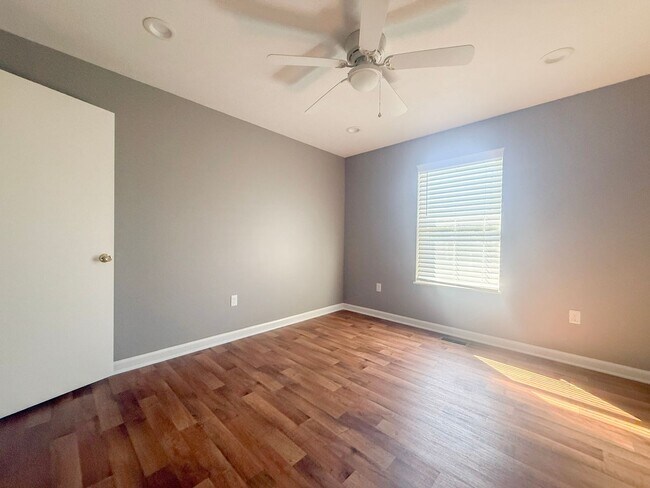Building Photo - Pet-Friendly 3-Bedroom Home with Fenced Yard, Sun Room & Utilities Included