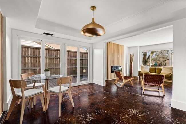 Building Photo - 425 Mikasa Dr