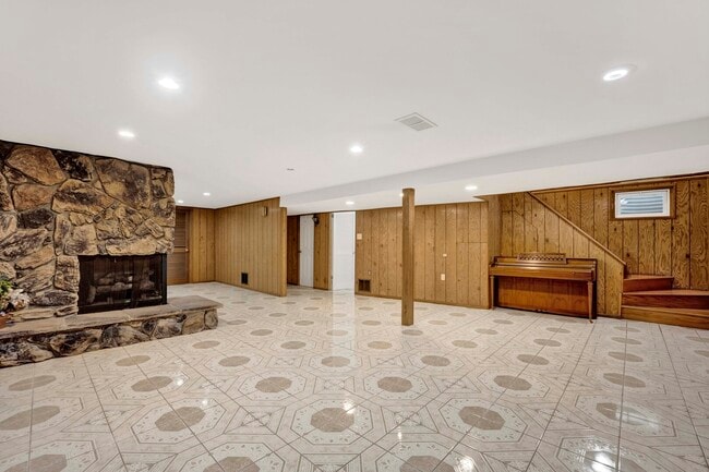 Building Photo - 9410 Lawler Ave