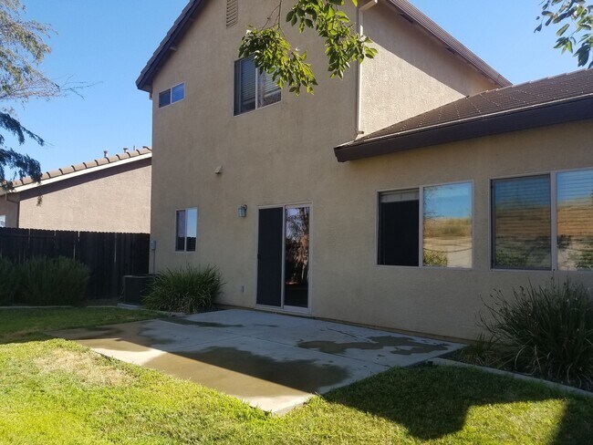 Building Photo - Rare Find in Lincoln!  Spacious 3 Bedroom 2.5 Bath Home Walking Distance to the Park