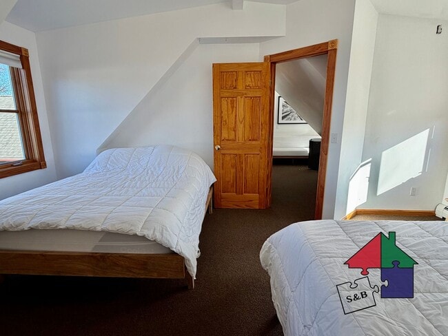 Building Photo - 112 Main St