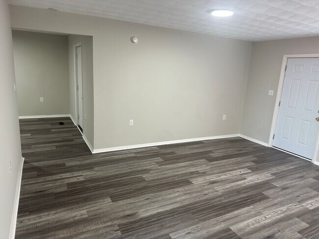 Building Photo - Oversized 3 Bedroom with laundry room & Sp...