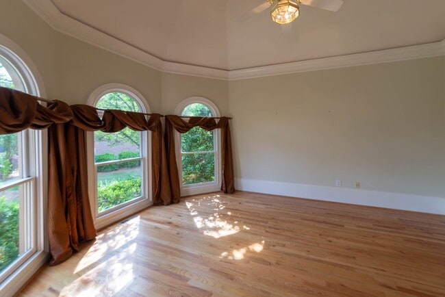 Building Photo - 3200 Brookside Dr