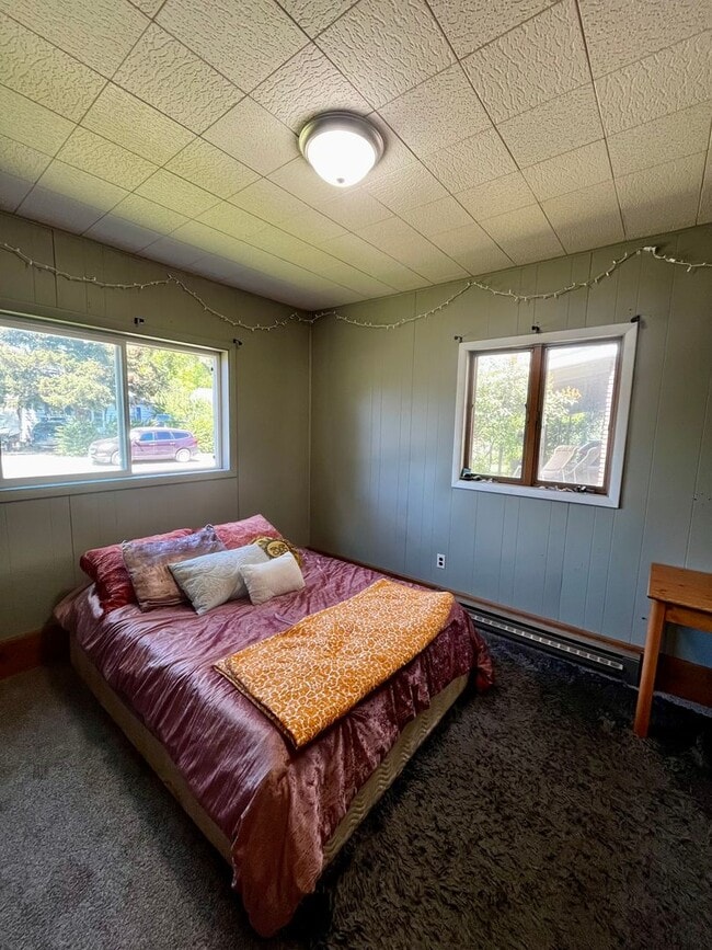 Building Photo - Amazing Downtown Location - 3 BR Home just...