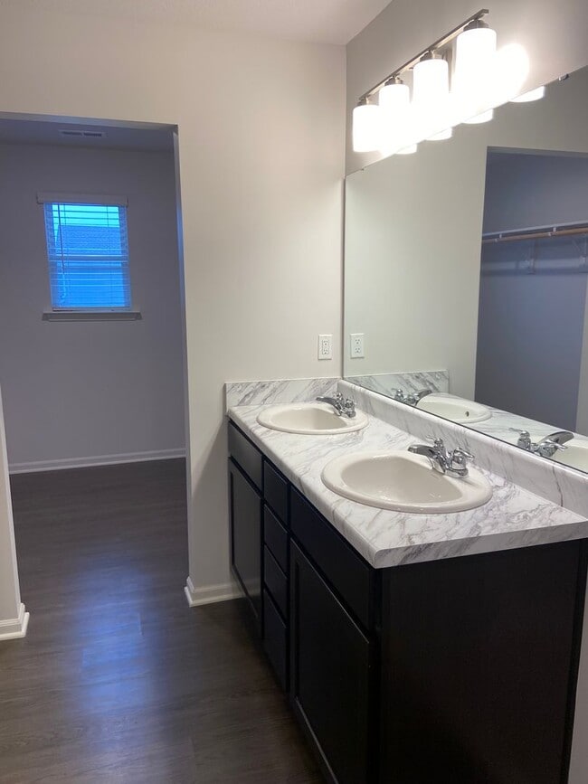 Building Photo - Modern Spring Hill Living | 3 Bed, 2.5 Bath Home with Loft, Open Floor Plan & Privacy Fence!