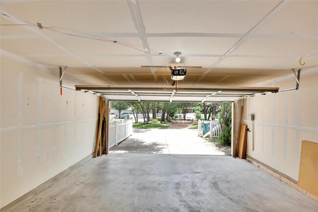 Building Photo - 210 Lollipop Ln