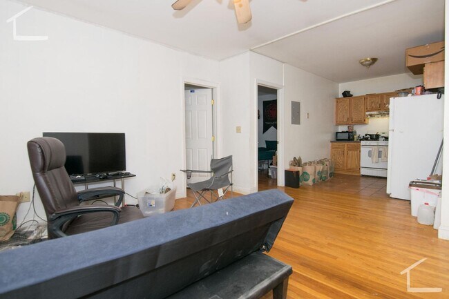 Building Photo - 9/1 Spacious top floor 4BR/2BA with heat inc, balcony!