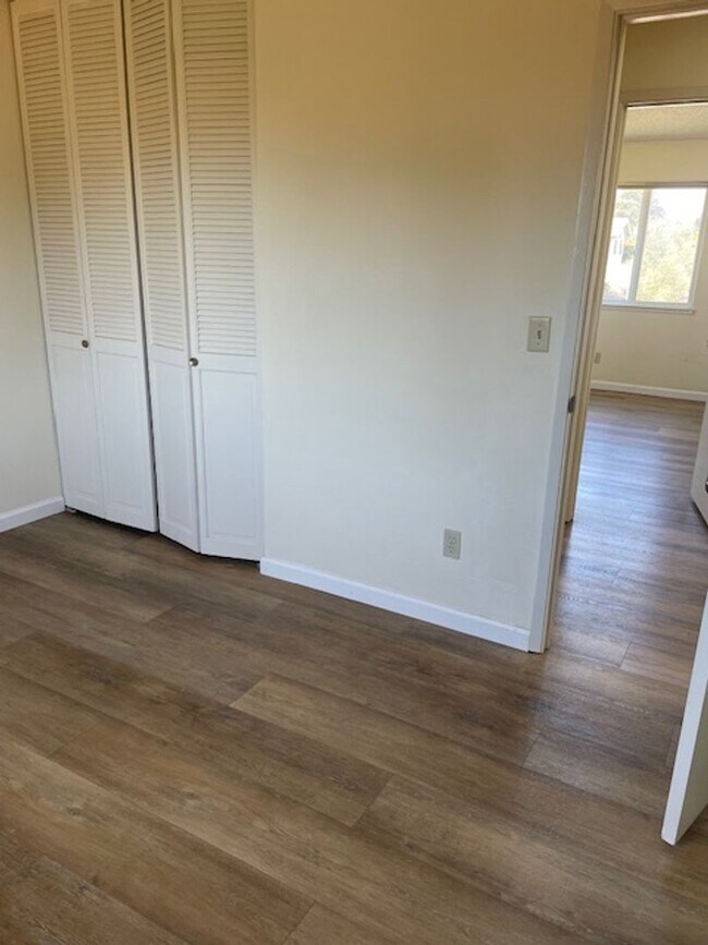 Building Photo - Four bedroom two and half bath on the uppe...