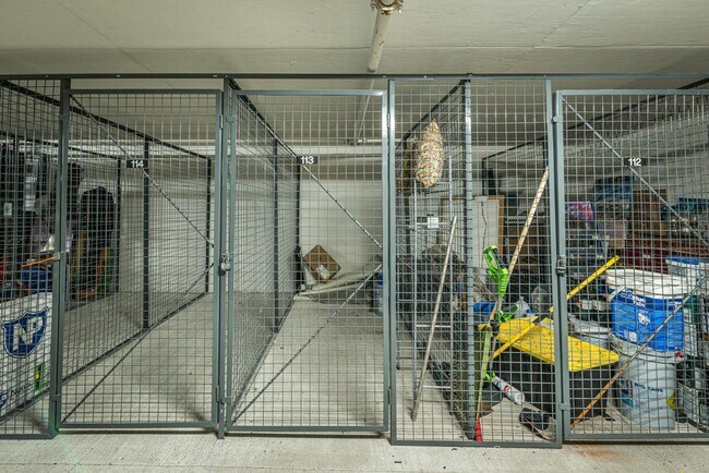 Building Photo - 945 E Playa Del Norte Dr