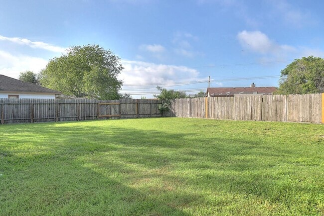 Building Photo - 10921 Shady Ln