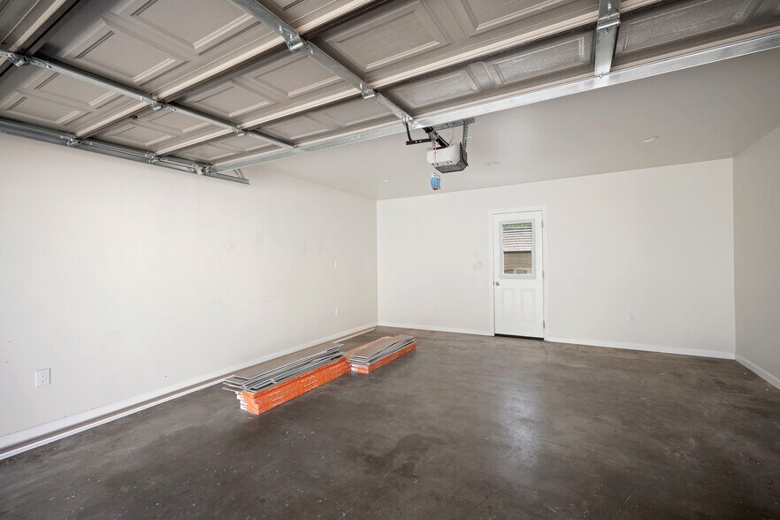 Building Photo - 2930 Mayfield Ave