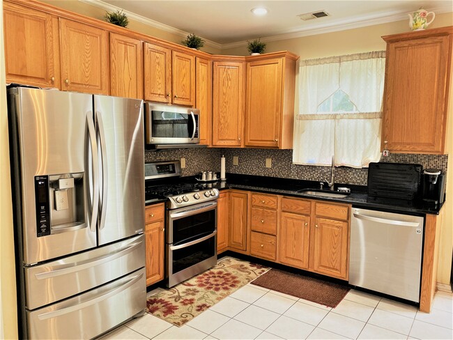 Building Photo - 208 Blossom Cir