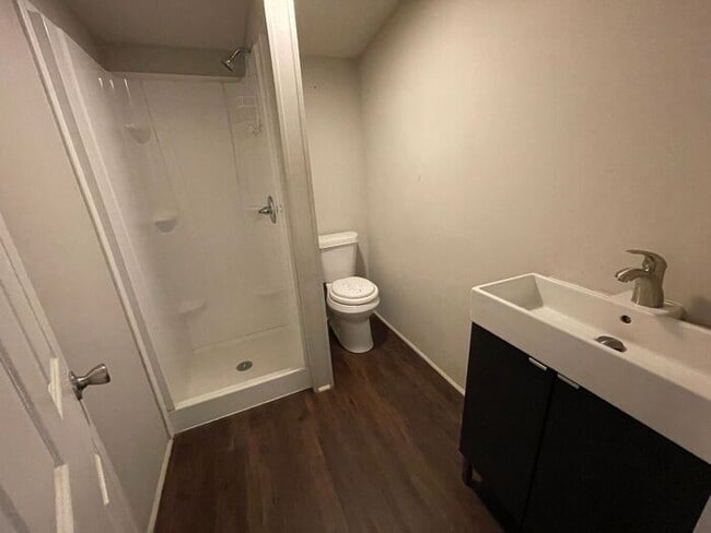 Building Photo - 3 bedroom 2 bath pet friendly house with f...