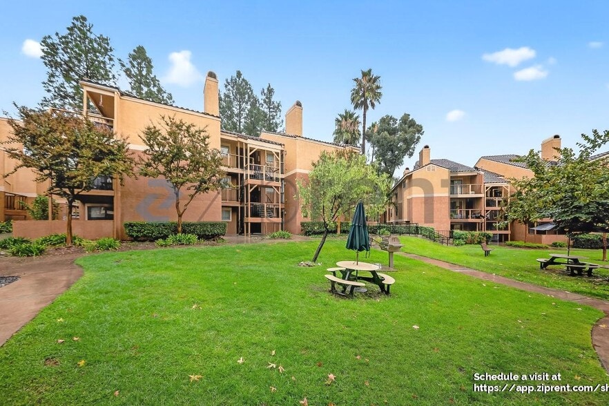 Building Photo - 10655 Lemon Ave