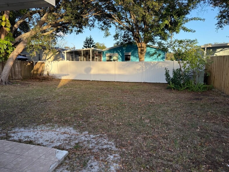 Big shared backyard - 915 Lake Palms Dr